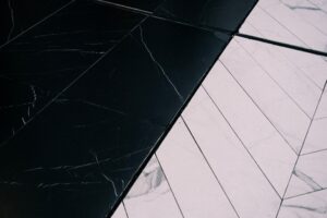 Efekt luksusowego marmuru bez jego wad – dlaczego inwestorzy coraz częściej wybierają gres?
